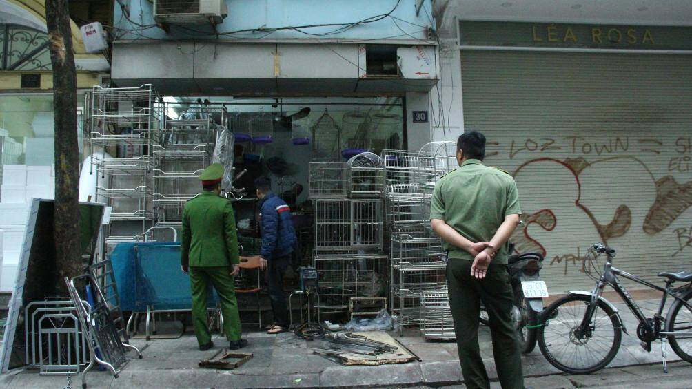 Theo ghi nhận của PV Báo Giao thông, sáng 1/3, các lực lượng chức năng đã xử lý nhiều điểm chiếm dụng vỉa hè trái phép để làm nơi kinh doanh, buôn bán, trông giữ phương tiện trên các tuyến phố Lãn Ông, Hàng Vải, Hàng Gà, Bát Sứ, Hàng Đồng...