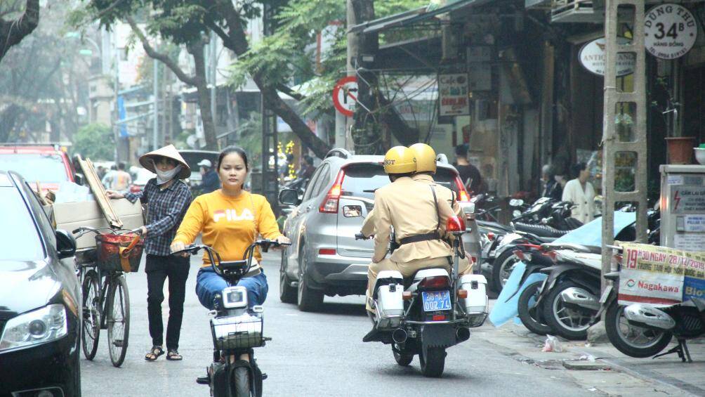 Ngoài ra, lực lượng CSGT cũng thực hiện nhiệm vụ tuần tra, kiểm soát dưới lòng đường.