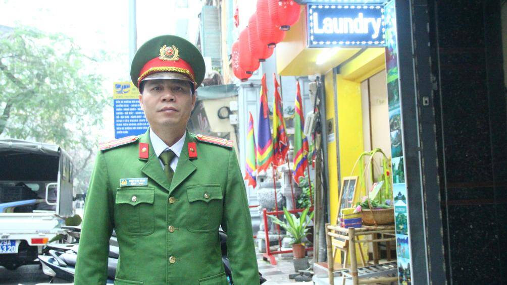 Trao đổi với PV Báo Giao thông, Trung tá Nguỵ Văn Sáng, cán bộ Công an quận Hoàn Kiếm cho biết: "Công an quận Hoàn Kiếm đã cử lực lượng để hỗ trợ các phường trong việc xử lý vi phạm vỉa hè. Việc này đã được thực hiện từ trước".