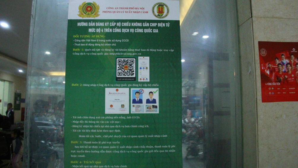 Do lượng người đến l&agrave;m thủ tục đề nghị cấp hộ chiếu gắn chip điện tử qu&aacute; đ&ocirc;ng, Ph&ograve;ng Quản l&yacute; xuất nhập cảnh phải đặt tờ hướng dẫn đăng k&yacute; cấp hộ chiếu ngay cửa ra v&agrave;o.