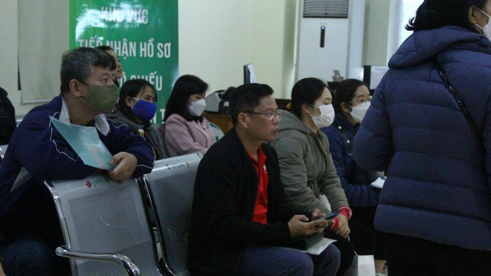 Mặc d&ugrave; c&oacute; thể đăng k&yacute; v&agrave; nộp hồ sơ trực tuyến qua cổng dịch vụ c&ocirc;ng quốc gia nhưng nhiều người vẫn lựa chọn đến l&agrave;m thủ tục trực tiếp. Do lượng người đ&ocirc;ng, nhiều người d&acirc;n tỏ ra sự mệt mỏi khi phải chờ đợi l&acirc;u.