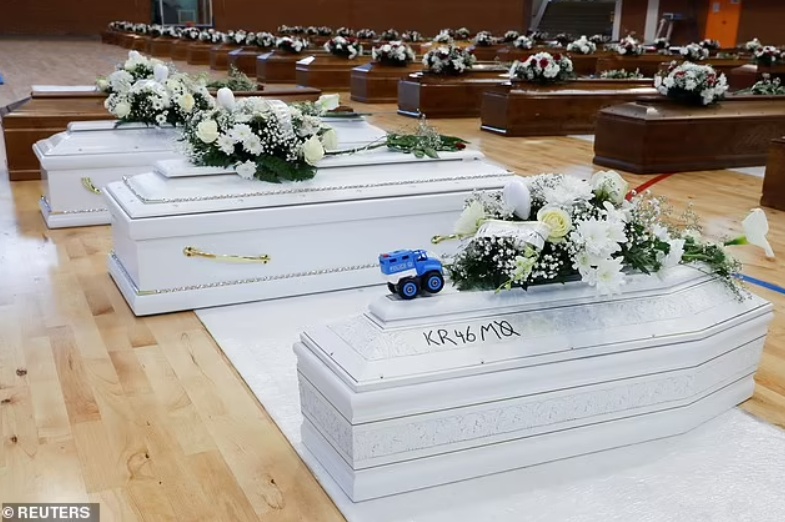 Trước đó, những chiếc quan tài được mở nắp để thân nhân các nạn nhân có thể nhận dạng người thân. Một số người đã phải bay từ Đức, Áo để gặp mặt người thân lần cuối. Ảnh - Reuters