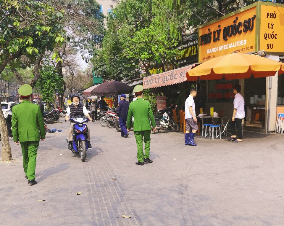 Lãnh đạo Công an phường Cống Vị (quận Ba Đình) cho biết, hiện nay lực lượng công an phường này đang tích cực triển khai xử lý những vi phạm về trật tự vỉa hè.
