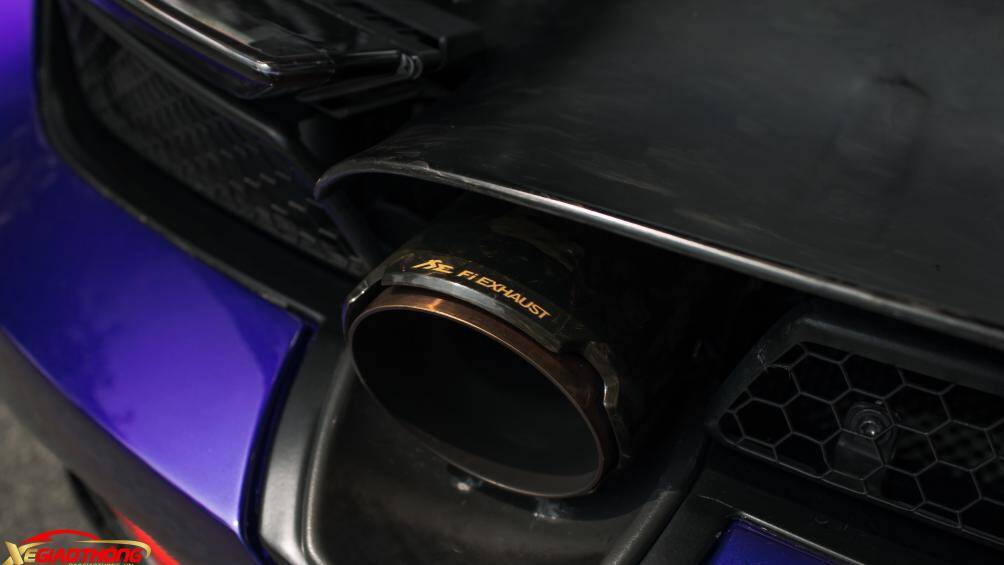 Ngoài ra, chiếc McLaren 720S này còn được nâng cấp với hệ thống ống xả hiệu năng cao đến từ thương hiệu Frequency Intelligent Exhaust được làm bằng titan và cho ra âm thanh ấn tượng hơn. Phần chụp ống xả phía sau được hoàn thiện bằng chất liệu sợi carbon đúc, giống với các chi tiết độ của xe