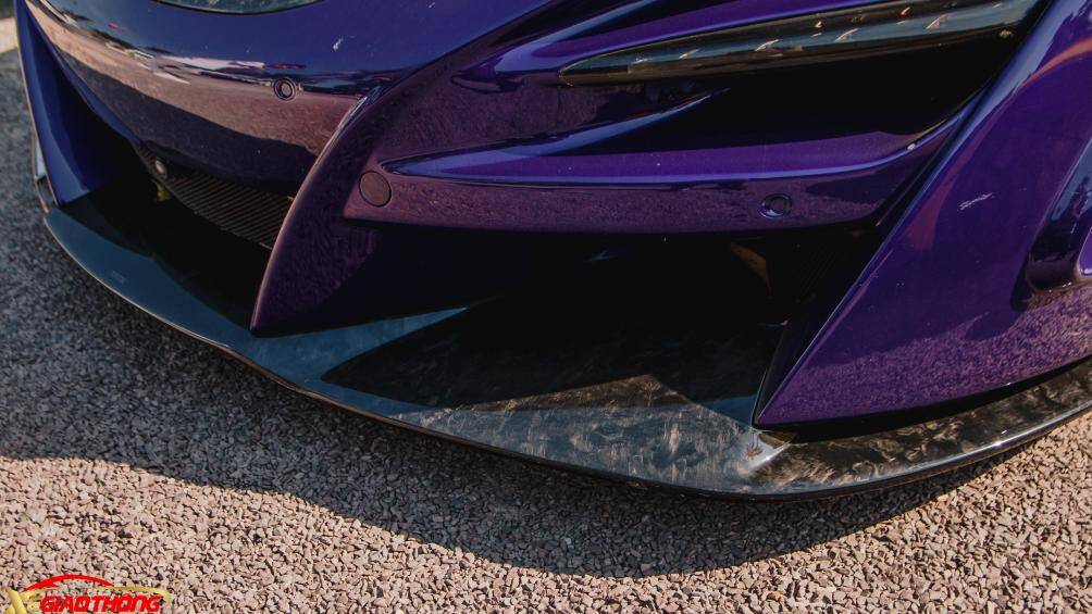Khác với các gói độ được thực hiện trên những chiếc McLaren 720S trên khắp thế giới, gói nâng cấp của chiếc 720S tại Việt Nam sở hữu tất cả chi tiết nâng cấp được làm bằng sợi carbon đúc (forged carbon fibre), bền và đẹp hơn so với sợi carbon dệt truyền thống