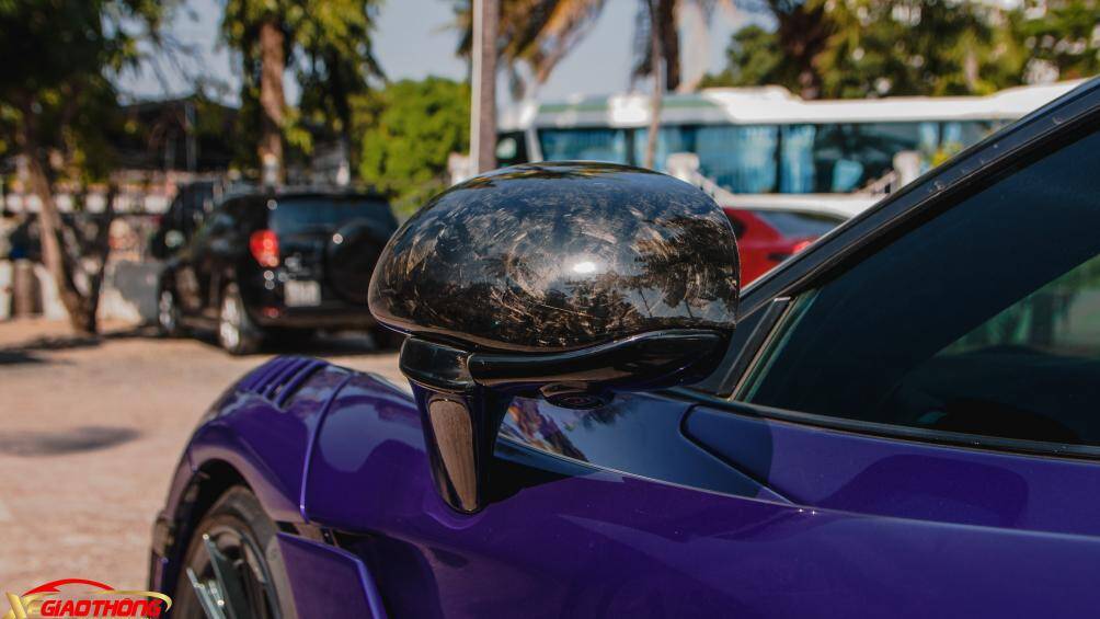 Ngoại thất xe còn xuất hiện chất liệu Forged Carbon ở một số chi tiết như cản trước/sau, khe gió nắp capo, cánh gió phía sau và phần đầu ống xả