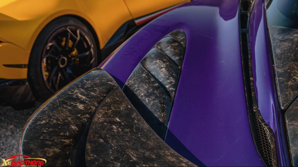 Nội thất của xe được trang bị hai tấm ốp bệ cửa đặc biệt kèm logo phiên bản giới hạn “720S N Largo – 1 of 15”