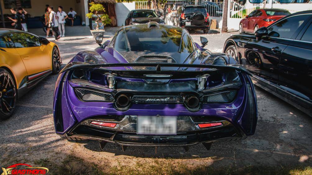 Chiều rộng của xe được tăng lên 6cm ở khu vực vòm bánh trước trong khi bánh sau tăng thêm 13cm so với nguyên bản để hãng độ Đức bổ sung thêm các khe hút gió, qua đó tăng khả năng làm mát cũng như tối ưu tính khí động học của chiếc xe thể thao