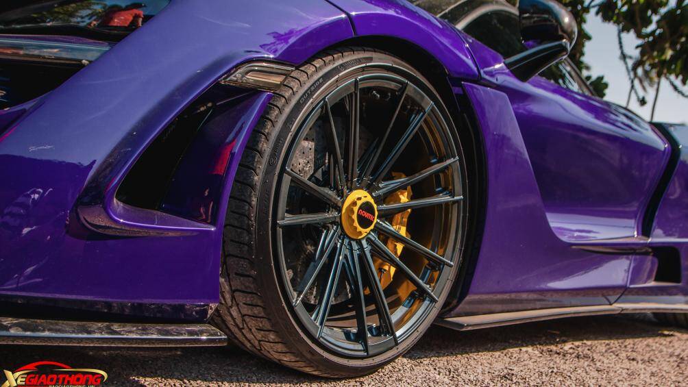 Bộ vành xuất hiện trên chiếc McLaren 720S N-Largo là loại mới, kích thước 20 inch ở phía trước và 21 inch cho bánh sau do Vossen sản xuất, có tên Vossen MC2