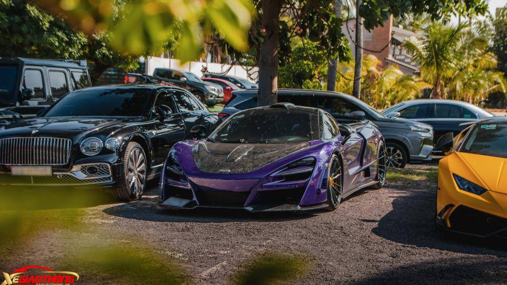 Ngày 26/2 vừa qua, chiếc McLaren 720S với bộ bodykit tiền tỷ được bắt gặp trên một tuyến đường tại Phan Thiết, Bình Thuận