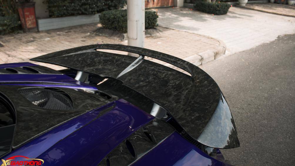 Ở phía đuôi, chiếc McLaren 720S N-Largo được trang bị một cánh gió mới, thiết kế hai tầng độc đáo