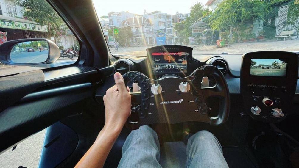 Bên trong khoang nội thất là tông màu đen chủ đạo, với vật liệu da lộn và sợi carbon được sử dụng rộng rãi nhằm giảm trọng lượng cho xe