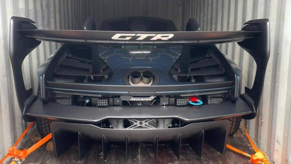 Về ngoại hình, Senna GTR nổi bật nhờ cánh đuôi cực lớn bao xung quanh phía sau xe để khiến lực nén không khí ở tốc độ cao tăng thêm nữa