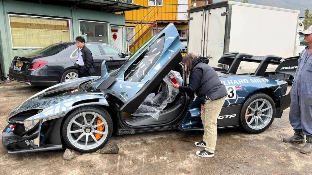 Ghế ngồi thiết kế riêng cho bản đường đua với bộ dây đai an toàn đa điểm. Vô-lăng tiêu chuẩn cũng thay bằng loại vô-lăng dành riêng cho xe đua