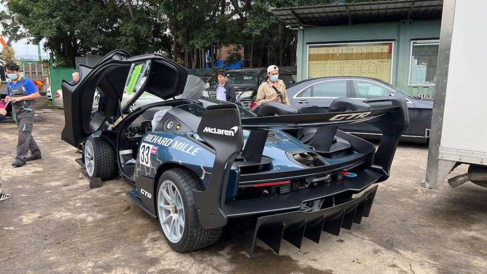 Những tiện nghi bị loại bỏ để trang bị hệ thống radio xe đua, ghi dữ liệu đường đua, hệ thống dập lửa, nâng khí nén...