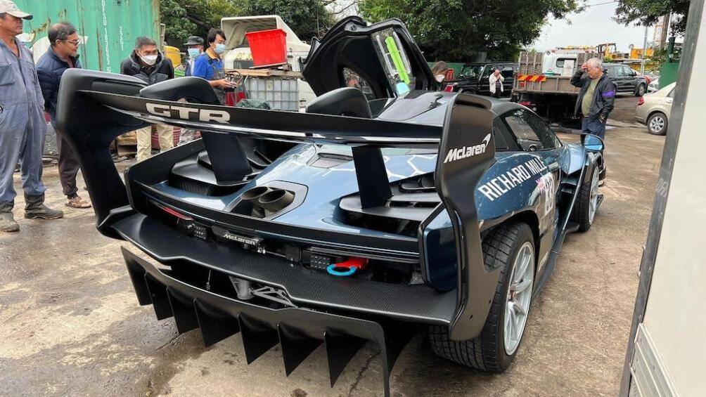 Ống xả đặt sau chỉ có 2 ống lớn thay vì 4 ống như mẫu Senna thông thường