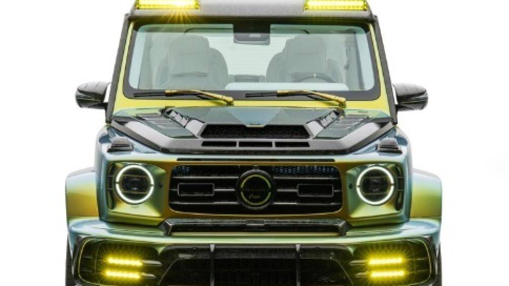 Phần cản trước, lưới tản nhiệt, nắp capo, đèn trợ sáng trên mui xe cũng được hãng độ nước Đức tinh chỉnh