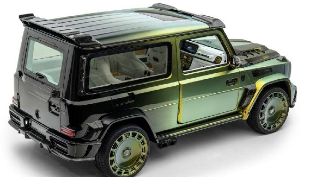 Chủ nhân của chiếc xe còn sử dụng khá nhiều chi tiết mạ vàng trên bảng taplo, cửa gió điều hòa, hay tại các phím chức năng