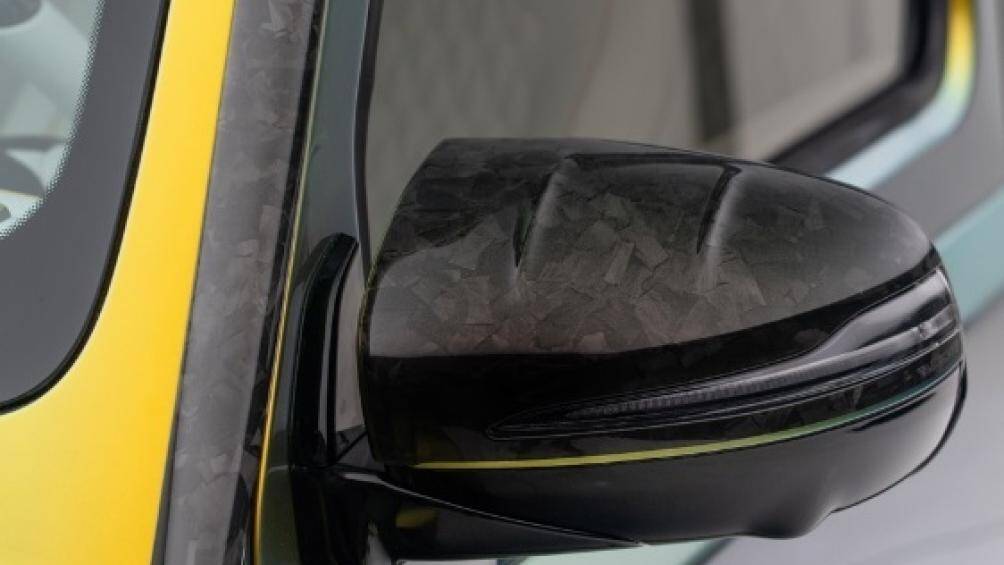 Nhiều chi tiết trên xe như ốp tai gương, nắp capo hay mui xe…đều được làm từ chất liệu carbon