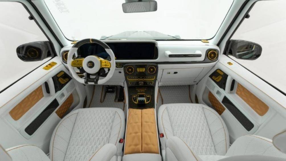 Ở hàng ghế trước, xe được nâng cấp cơ cấu gập điện, giúp cho việc di chuyển vào khoang sau của xe được tiện lợi, dễ dàng hơn