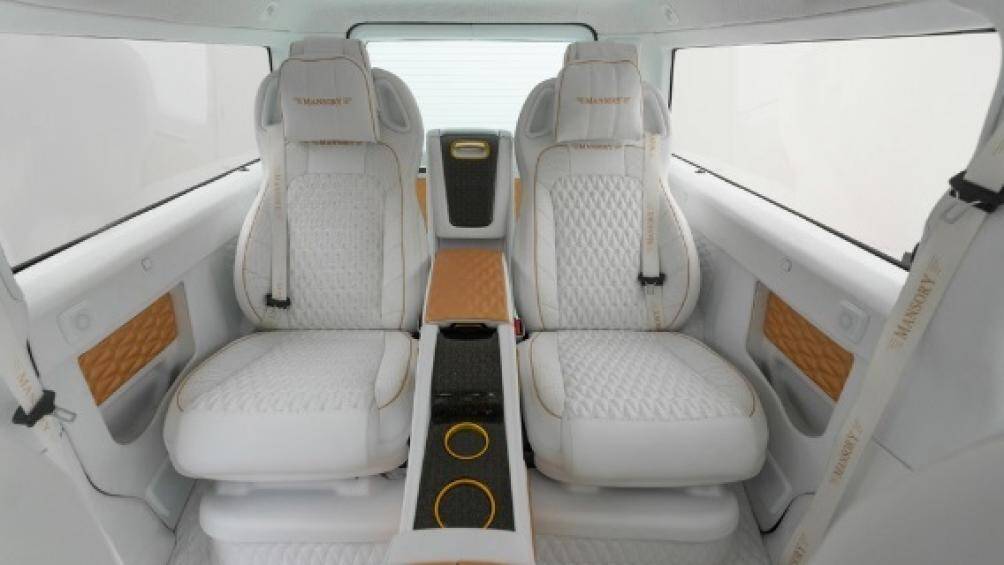 Hàng ghế sau cũng được làm mới lại với phong cách thương gia. logo Mansory cũng xuất hiện tại nhiều vị trí như dây đai an toàn, tựa lưng ghế...