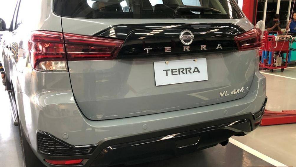 Xe còn sở hữu đèn pha LED với tính năng tự động điều chỉnh luồng sáng cao/thấp và gương chiếu hậu gập điện