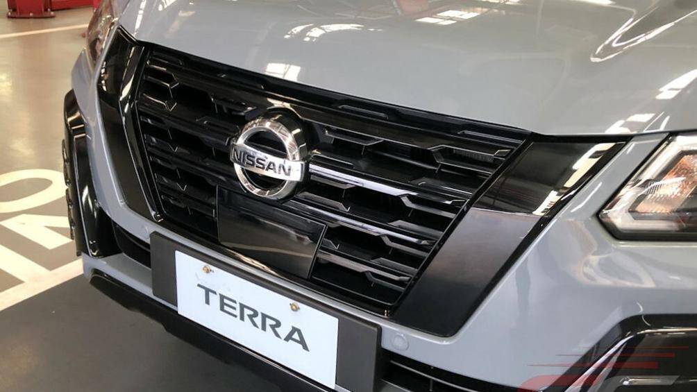 Nissan Terra Sport 2023 sở hữu thiết kế hầm hố nhờ những chi tiết ngoại thất màu đen như lưới tản nhiệt, hốc đèn sương mù trước...
