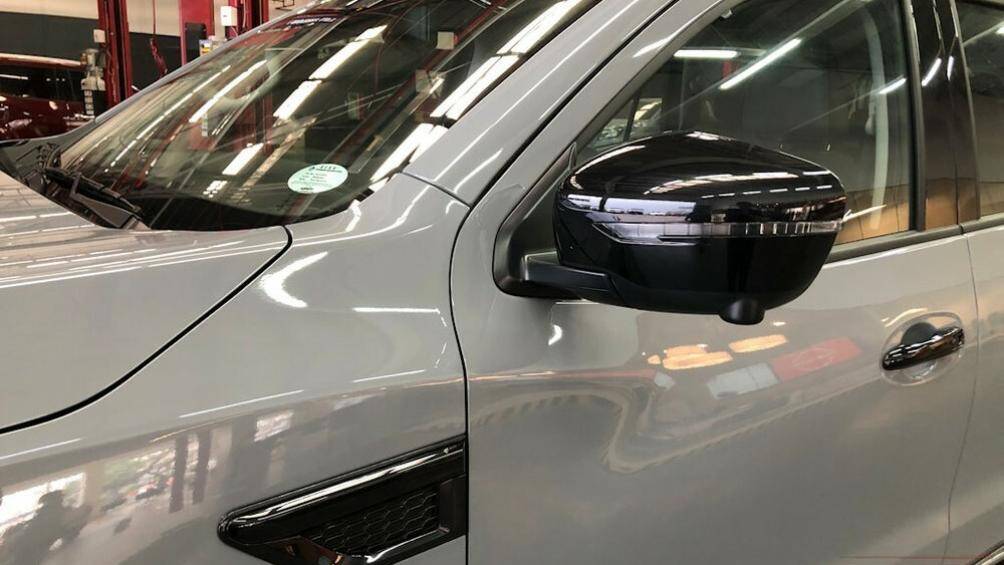 Ốp gương chiếu hậu, baga nóc, tay nắm cửa, khe gió giả sau, chắn bùn trước, bệ bước chân, anten hình vây cá mập