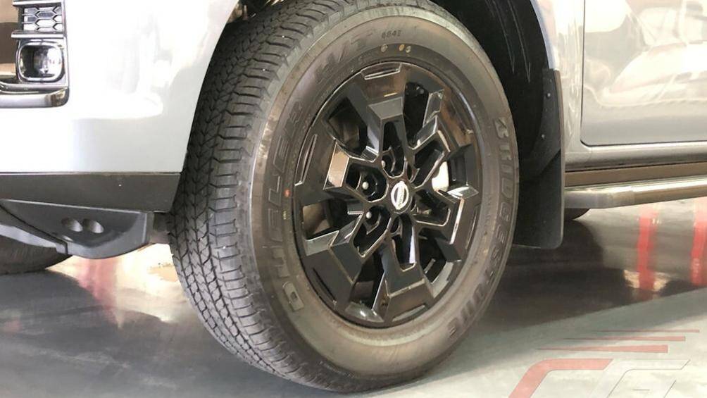 Ngoài ra, Nissan Terra Sport 2023 còn được bổ sung vành la-zăng có đường kính 18 inch với thiết kế đa chấu khỏe khoắn