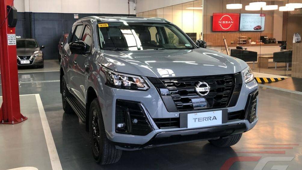 Hai bản trang bị mới gồm VL 4x2 và VL 4x4 với giá bán lần lượt từ 2,119 – 2,459 triệu Peso (911 triệu đến 1,057 tỷ đồng)