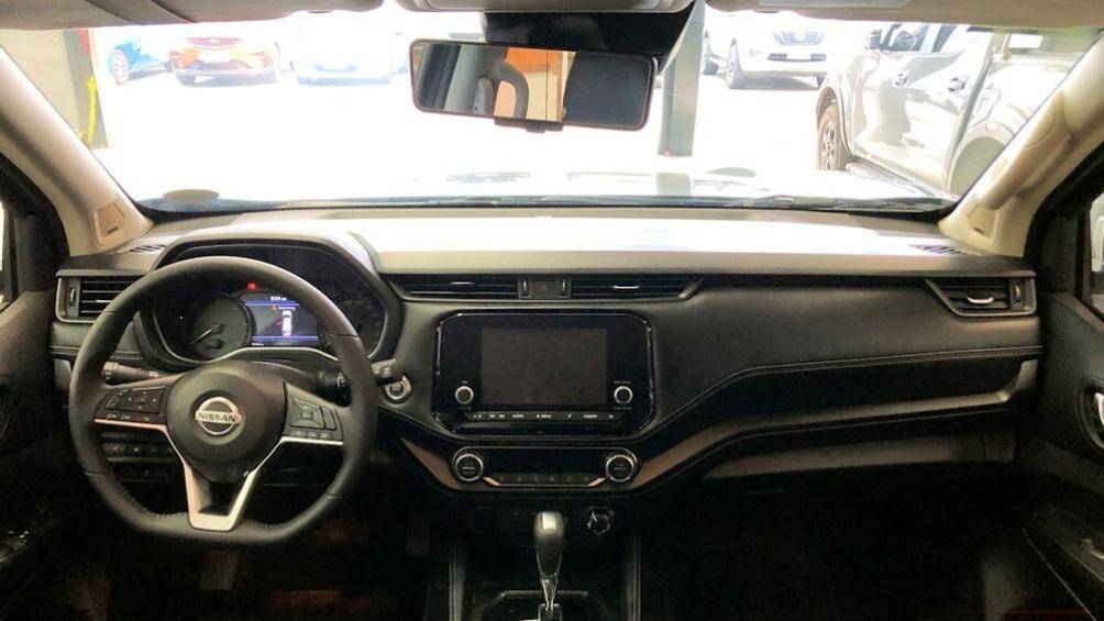 Nissan Terra Sport 2023 sở hữu những trang bị nội thất như màn hình màu TFT 7 inch trong bảng đồng hồ, màn hình cảm ứng trung tâm 8 inch