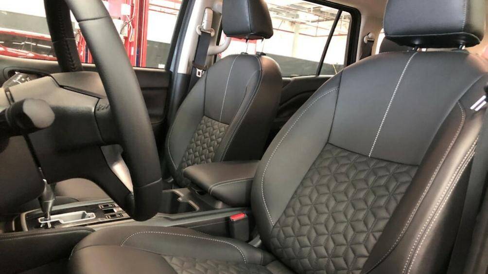 Nội thất của xe được bọc da sang trọng với chỉ khâu tương phản và những chi tiết ốp trang trí màu đen