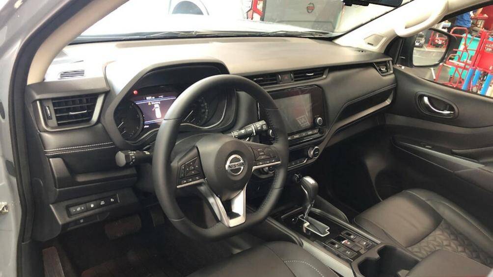 Hệ thống âm thanh Bose 8 loa, màn hình 11 inch trên trần xe, tích hợp cổng HDMI, hệ thống điều hòa tự động 2 vùng với cửa gió dành cho hàng ghế sau