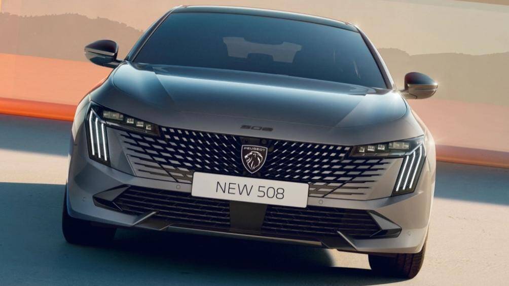 Logo mới của Peugeot nằm ở vị trí trung tâm trên lưới tản nhiệt trước. Đèn pha LED ma trận được thiết kế mỏng hơn mẫu xe trước