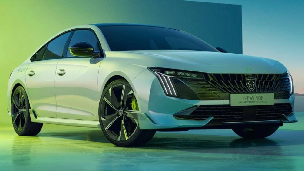 Cụm đèn pha cũng có ba dải LED ban ngày giống như răng nanh kéo dài xuống cản