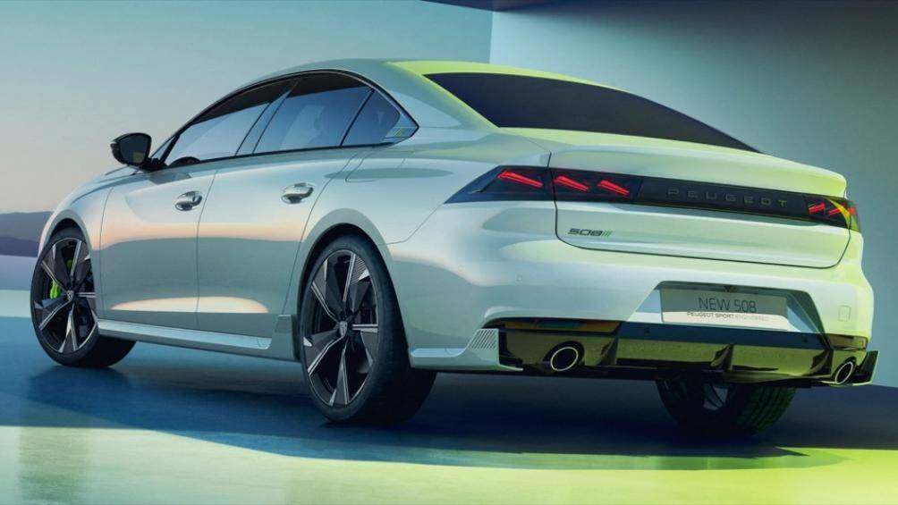 Khe hút gió thấp hơn đã được thiết kế lại trông hầm hố nhờ các “hàm dưới” hướng về giữa và đường viền màu đen bóng