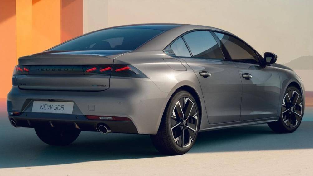 Hai bên thân của 508 2023 có mâm 'Epherra' 18 inch mới. Đèn hậu tiếp tục có thiết kế dạng vuốt nhưng choá LED bên trong đã hướng ra ngoài