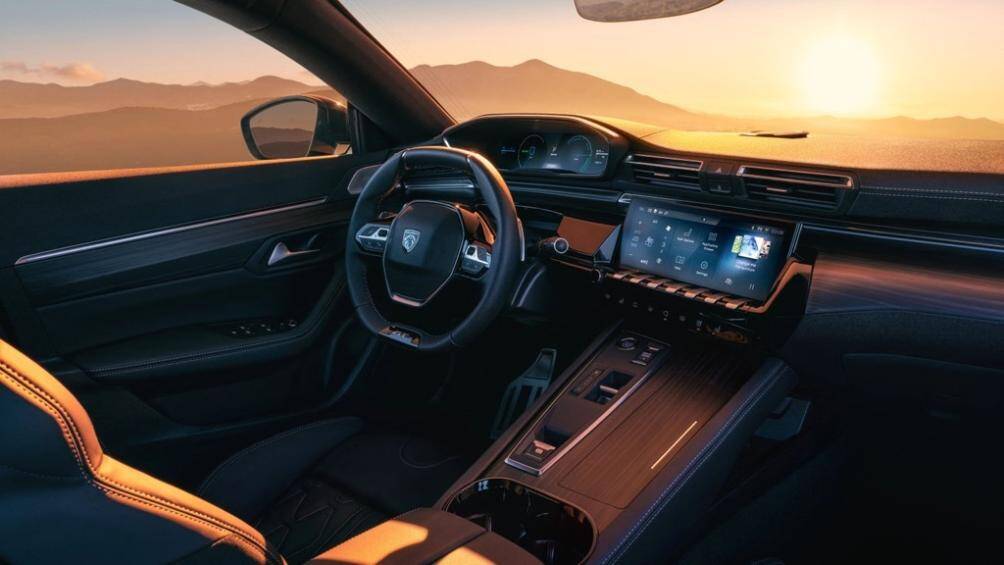 Nội thất trên Peugeot có một số thay đổi với màn hình cảm ứng 10 inch đặt ở dưới 2 hốc gió điều hoà