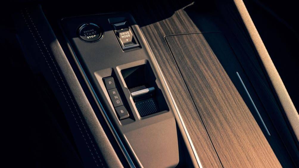 Các nút bấm vẫn là dạng vật lý được trau chuốt gọn gàng hơn. Cần số lớn đã được thay bằng lẫy gạt nhỏ gọn hơn để tiết kiệm diện tích