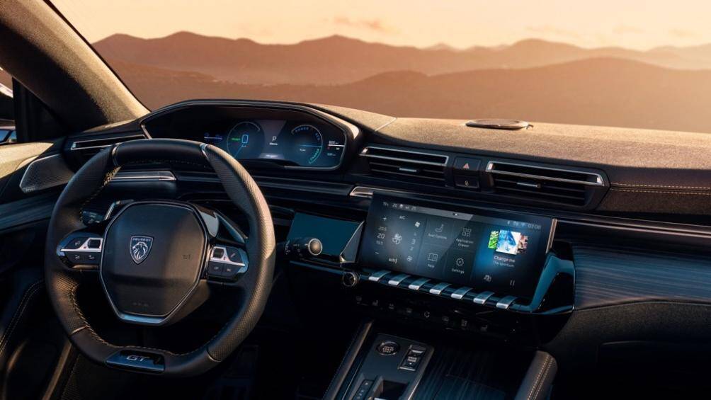 Bảng đồng hồ kỹ thuật số 12,3 inch được thiết lập thêm các đồ họa mới để hiển thị thông tin dẫn đường, ghế ngồi bọc vải Alcantara mới tiêu chuẩn