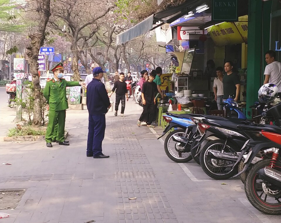 "Chúng tôi đã và đang tích cực ra quân xử lý những vi phạm để trả lại đường thông, hè thoáng", vị lãnh đạo phường Cống Vị cho hay.