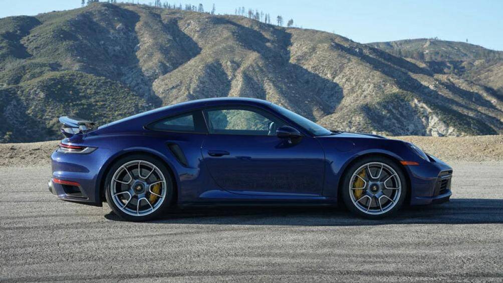 1. Porsche 911 Turbo S 2023 (giá khởi điểm: 216.100 USD)