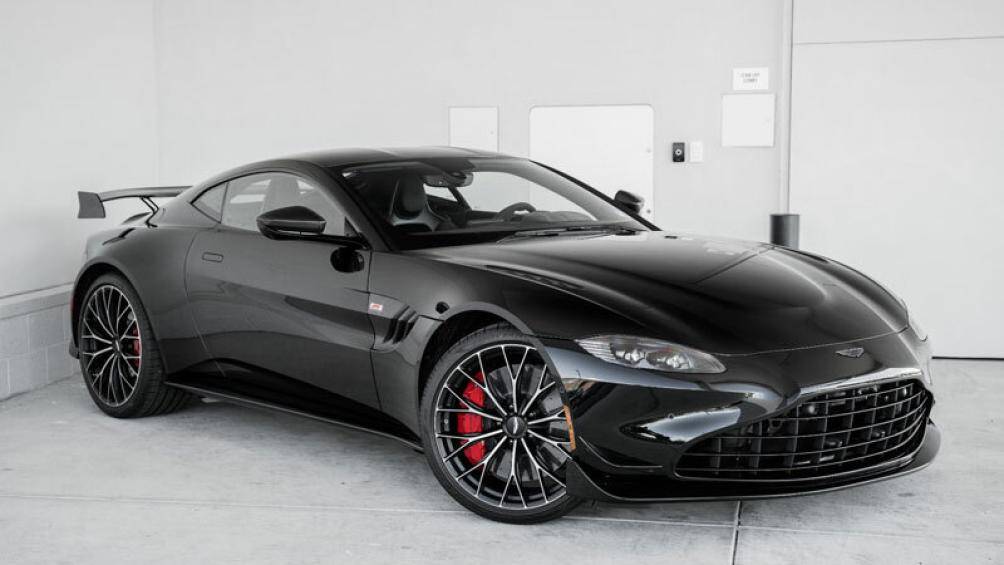 8. Aston Martin Vantage V8 2023 (giá khởi điểm: 146.986 USD)