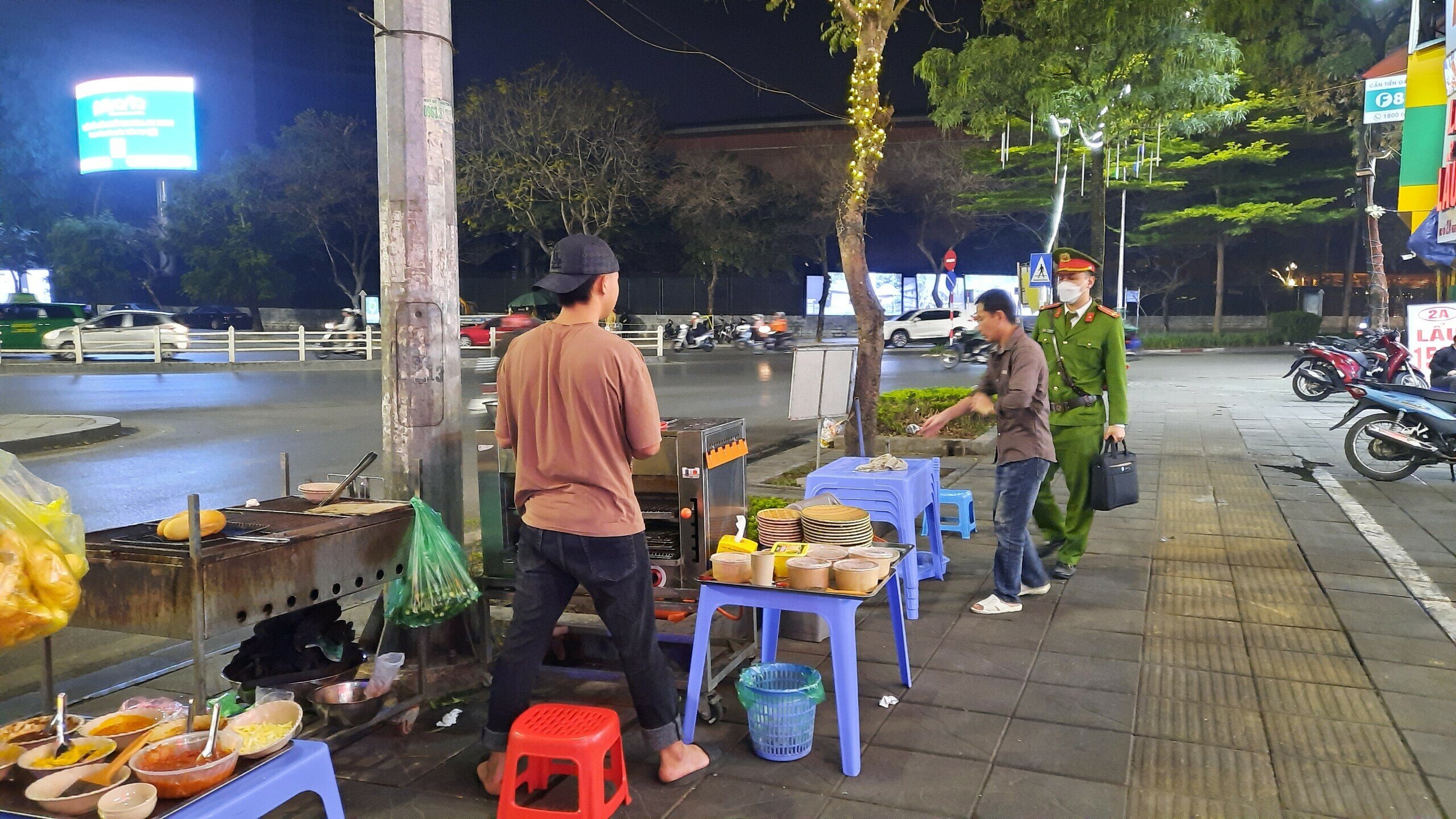 Tối 3/3, theo chân Tổ công tác của công an phường Quan Hoa và phường Dịch Vọng (quận Cầu Giấy, TP Hà Nội) xử lý, nhắc nhở hành vi lấn chiếm vỉa hè, PV nhận thấy, những ngày này, hầu hết chủ cửa hàng đều không để bàn, ghế ra vỉa hè.
