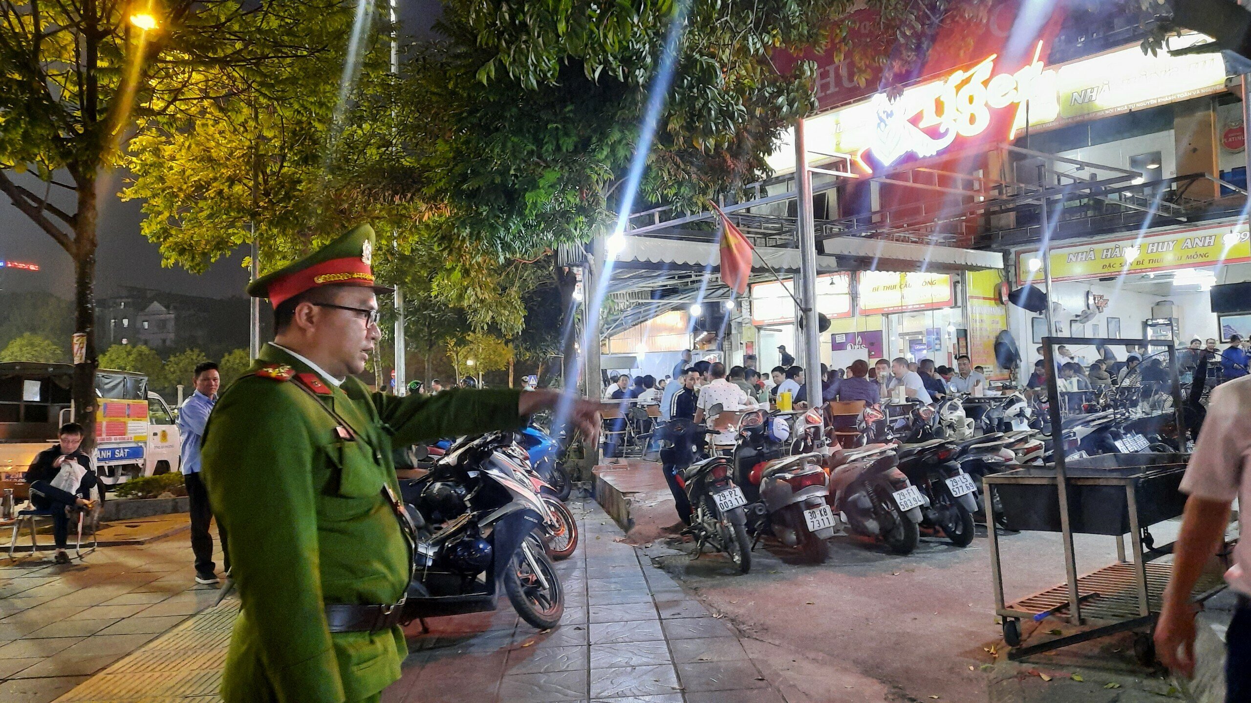 Những chiếc xe máy của khách hàng để không đúng quy định trên vỉa hè cũng được yêu cầu để đúng nơi quy định.