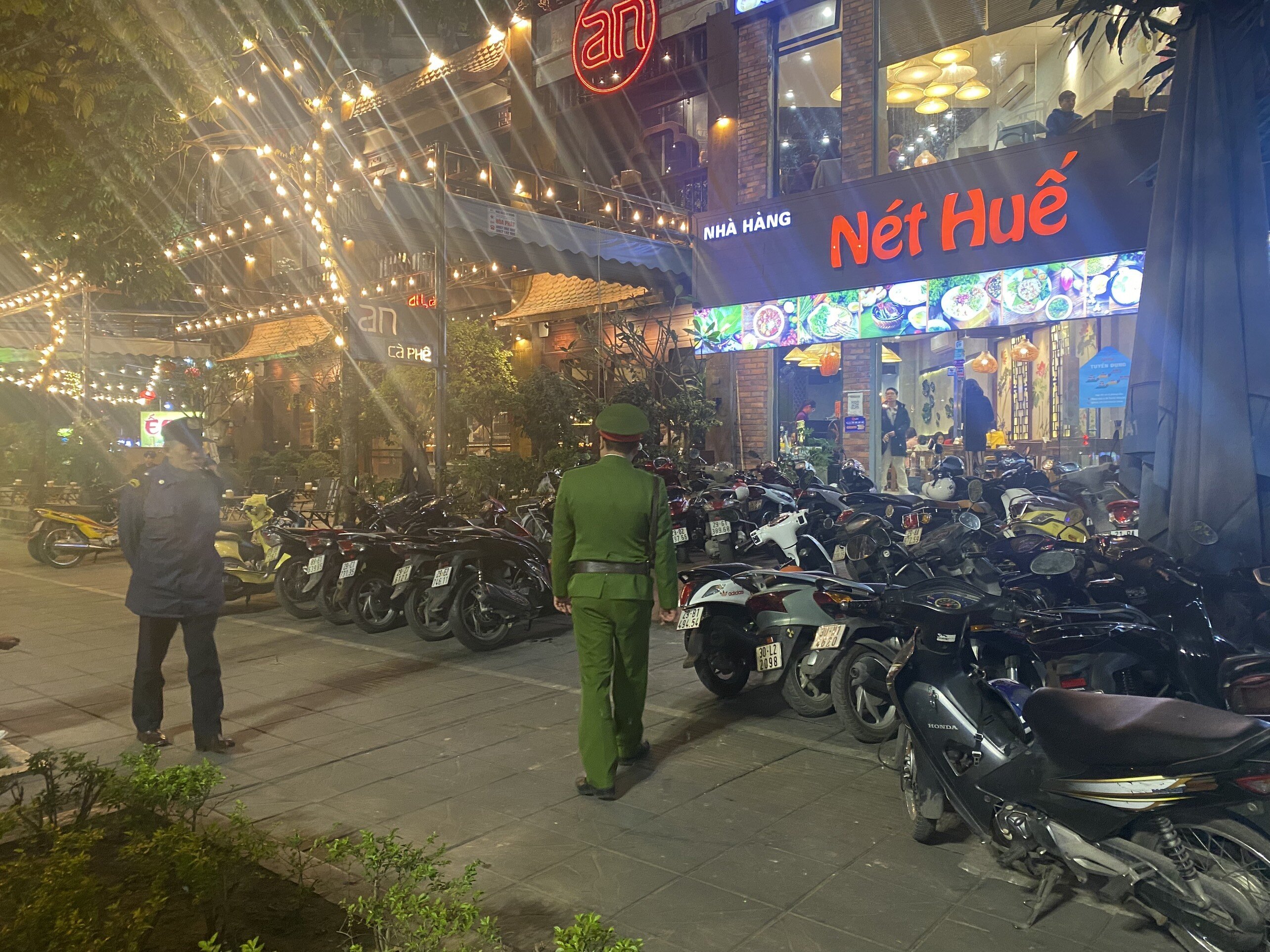 Trung tá Trương Quốc Chính, Phó trưởng Công an phường Dịch Vọng cho hay, khi được vận động, tuyên truyền, các chủ cửa hàng kinh doanh đã cam kết và chấp hành không lấn chiếm vỉa hè để kinh doanh.