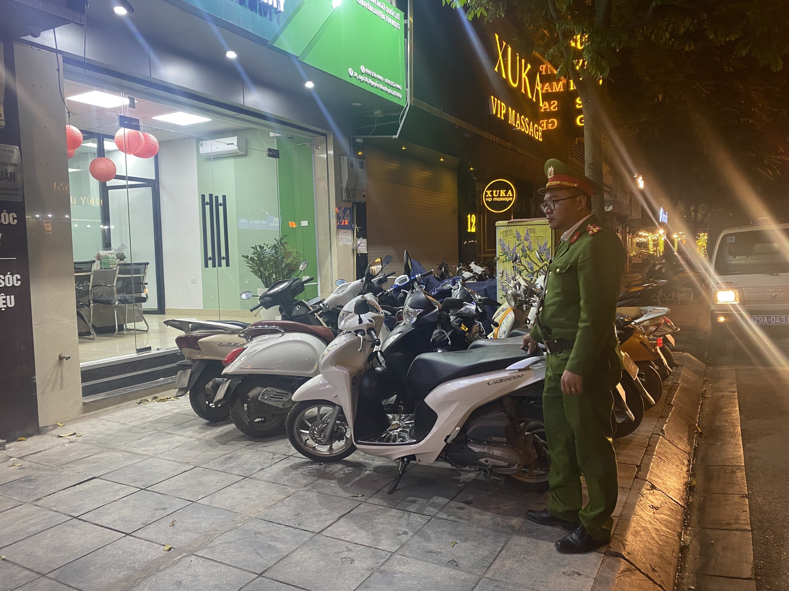 "Nếu hộ kinh doanh nào đã được vận động, tuyên truyền, nhắc nhở nhưng vẫn cố tình vi phạm thì chúng tôi kiên quyết xử lý nghiêm. Chúng tôi cũng tham mưu với các cấp tước giấy phép kinh doanh của những hộ cố tình tái phạm nhiều lần", Trung tá Trương Quốc Chính cho hay.