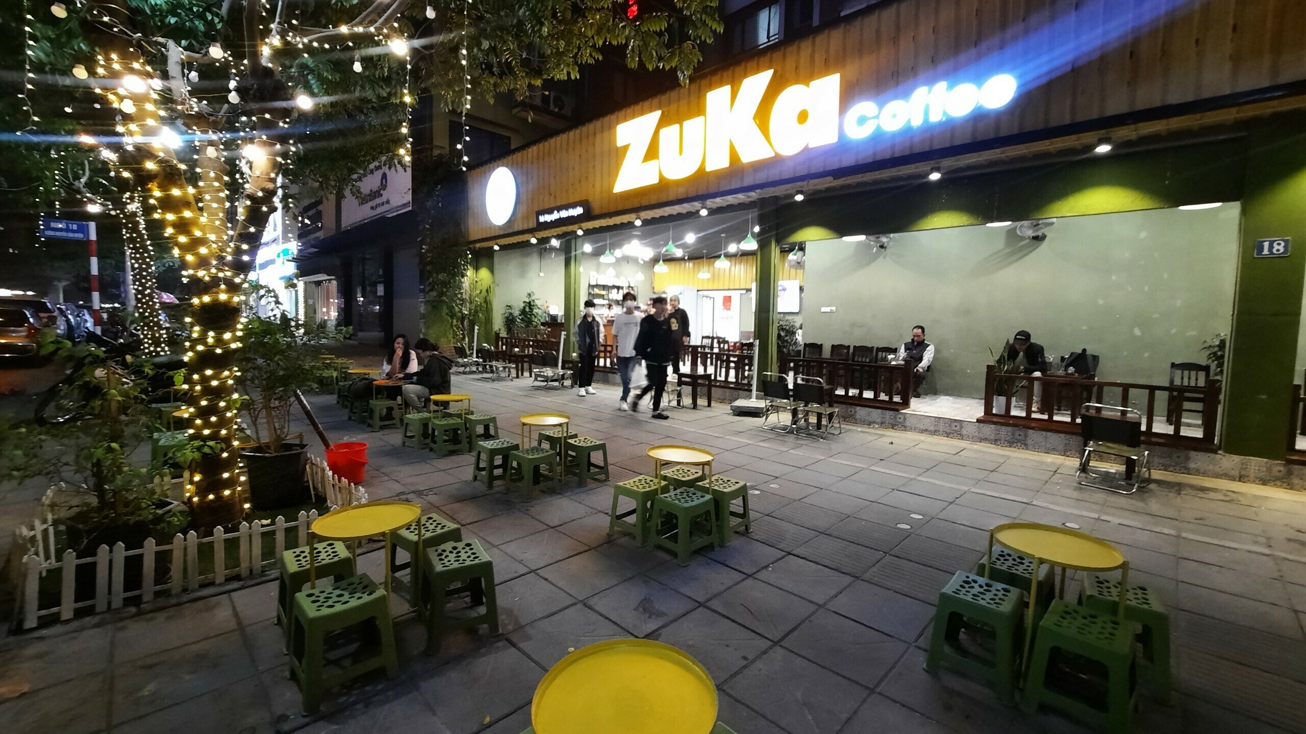 Cụ thể, tại đường Nguyễn Văn Huyên, một quán nước mang tên ZuKa trước khi lực lượng công an đến thì vẫn bày đầy bàn ghế ra vỉa hè.