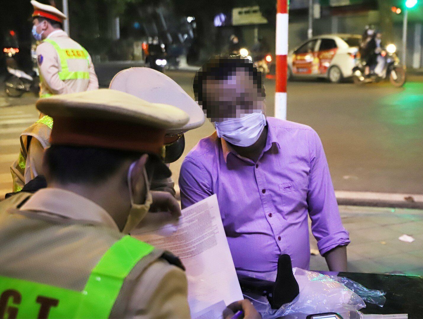 Sau khi biết mình vi phạm, tài xế này đã ngỏ ý được "giải quyết nhanh" và nộp phạt tại chỗ, nhưng Tổ công tác giải thích vi phạm nồng độ cồn phải tạm giữ phương tiện, tước GPLX, không nộp phạt tại chỗ được.