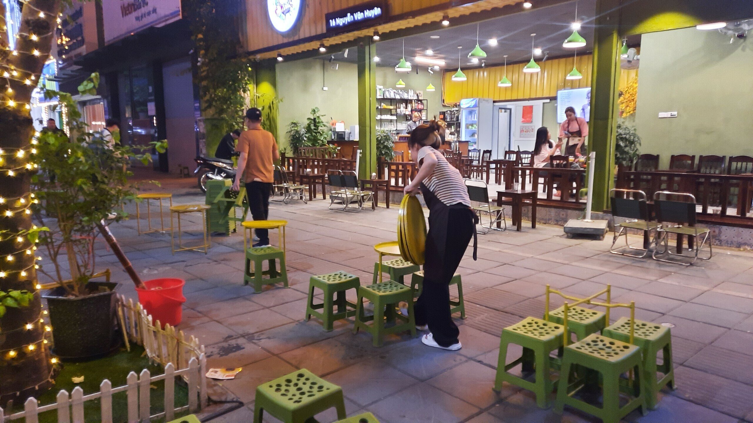 Sau khi lực lượng công an đến thì nhân viên quán này đã nhanh chóng bê bàn ghế chạy vào trong nhà.